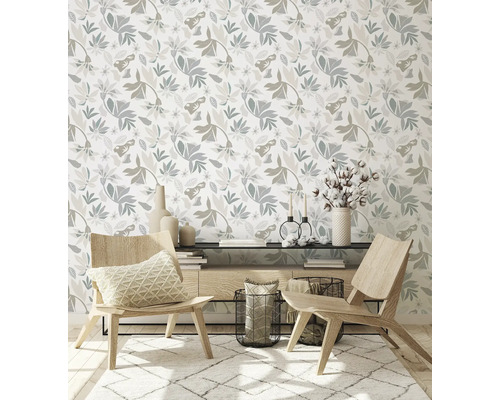 Salon avec papier peint à motifs floraux, chaises en bois et décorations