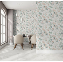 Salle à manger avec papier peint à motifs floraux, table à manger et chaises.