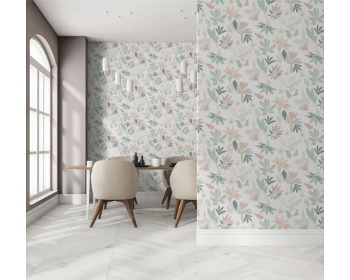 Salle à manger avec papier peint à motifs floraux, table à manger et chaises.