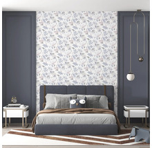 Chambre avec lit, tables de chevet, papier peint à motifs de feuilles et éléments décoratifs