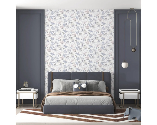 Chambre avec lit, tables de chevet, papier peint à motifs de feuilles et éléments décoratifs