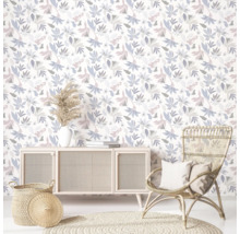 Salon avec papier peint floral, buffet, fauteuil en rotin et tapis rond