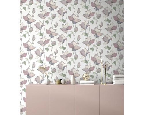 Salon décoratif avec papier peint à fleurs et commode rose
