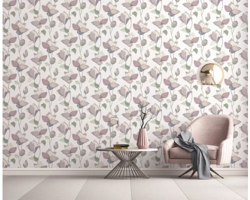 Espace de vie avec papier peint à fleurs, fauteuil et table d''appoint