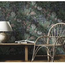 Aménagement décoratif d''une pièce avec papier peint à motifs floraux, lampe, livre et chaise
