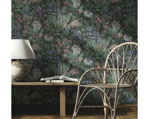 Aménagement décoratif d''une pièce avec papier peint à motifs floraux, lampe, livre et chaise