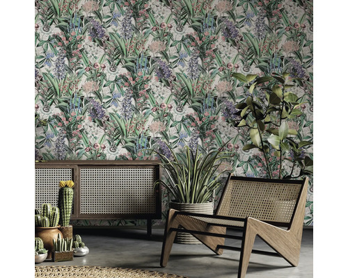 Scène d''intérieur décorative avec papier peint botanique, armoire, chaise et plantes d''intérieur