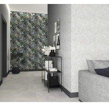Couloir avec papier peint botanique, étagère noire et canapé gris