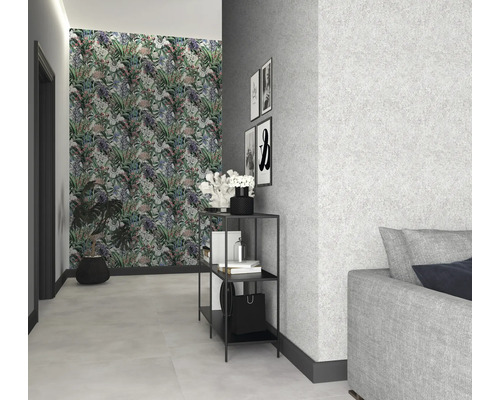 Couloir avec papier peint botanique, étagère noire et canapé gris