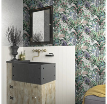Salle de bain avec lavabo, miroir et papier peint floral