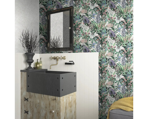 Salle de bain avec lavabo, miroir et papier peint floral