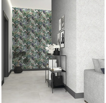 Intérieur décoratif avec papier peint à motifs, étagère et plante d''intérieur dans une pièce lumineuse.