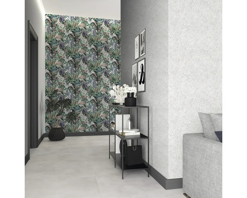 Intérieur décoratif avec papier peint à motifs, étagère et plante d''intérieur dans une pièce lumineuse.