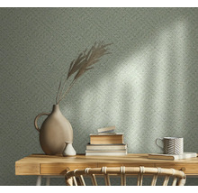Mur décoratif avec papier peint, table, vase et livre