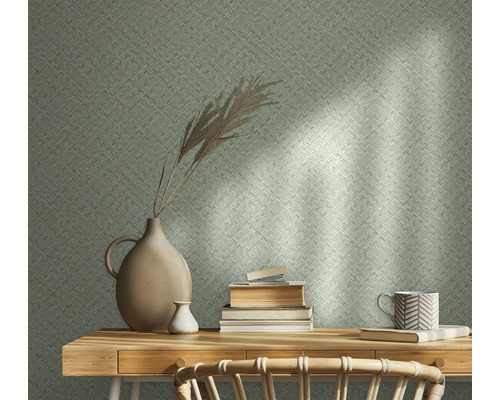 Mur décoratif avec papier peint, table, vase et livre