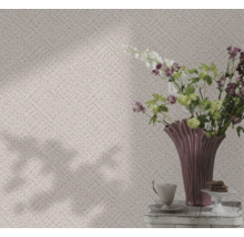 Papier peint à motif à chevrons dans une pièce avec arrangement floral