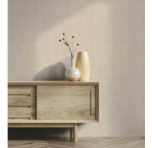 Scène avec papier peint à motifs, commode en bois et vases