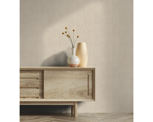 Scène avec papier peint à motifs, commode en bois et vases