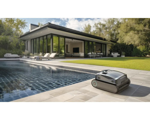 Machine de nettoyage de piscine automatique à côté d''une piscine extérieure.