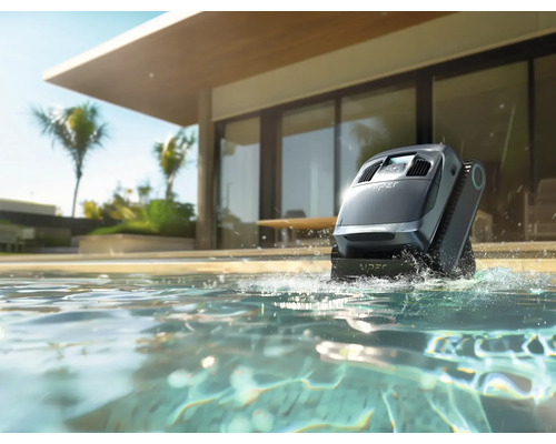 Nettoyeur de piscine dans l''eau