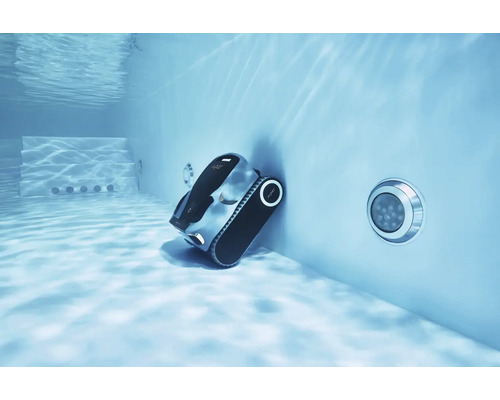 Vue sous-marine d''un robot de nettoyage de piscine dans une piscine