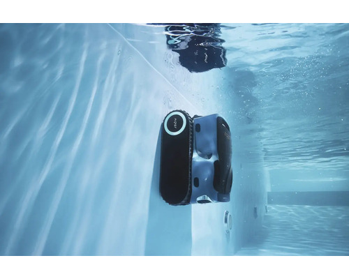Robot de nettoyage de piscine sous l''eau contre un mur