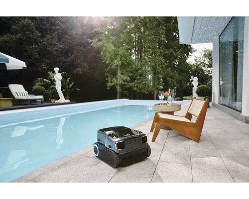 Scène avec robot tondeuse à gazon au bord de la piscine