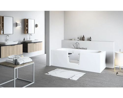 Salle de bains avec baignoire avec porte, lavabos et miroirs