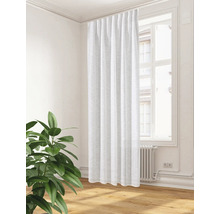 Pièce lumineuse avec fenêtre et rideau blanc.