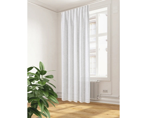 Pièce lumineuse avec fenêtre et rideau blanc.