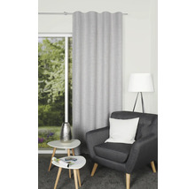 Salon avec rideau, fauteuil, lampe et tables d''appoint