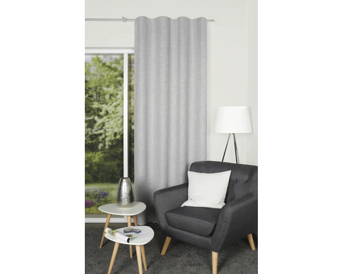 Salon avec rideau, fauteuil, lampe et tables d''appoint