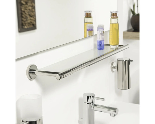 Badezimmer mit Glasablage, Seifenspender und Armatur