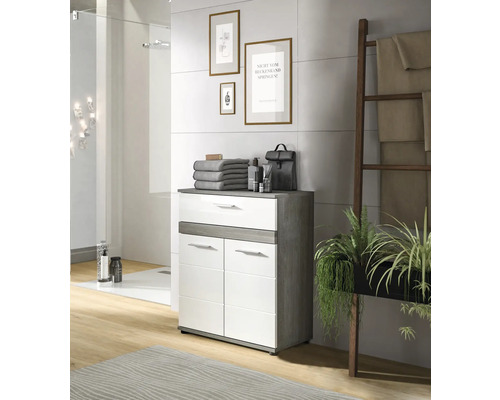 Modernes Badezimmer mit Waschtisch, Handtüchern, Dekoartikeln und Handtuchleiter