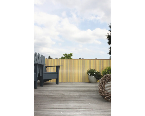 Terrasse mit Flechtzaun, Stuhl und Pflanzgefäße