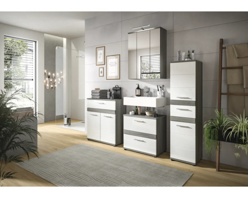 Helles Badezimmer mit Waschtisch, Spiegelschrank, Hochschrank und Handtuchleiter