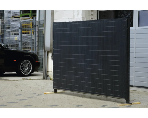 Sichtschutzzaun aus Kunststoff und Metall aufgestellt im Aussenbereich