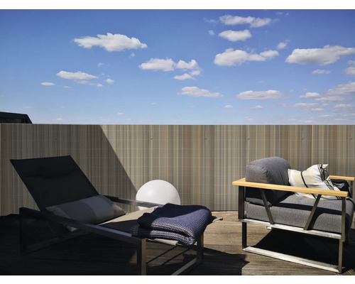 Terrasse avec chaise longue, fauteuil et écran de confidentialité