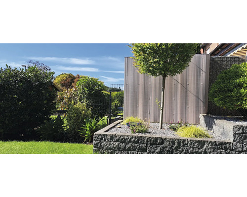 Sichtschutzzaun aus Holz mit bepflanztem Steingarten