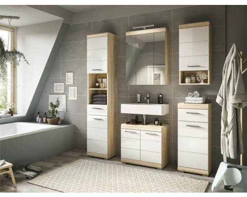 Modernes Badezimmer mit Waschtisch, Spiegelschrank und Hochschränken für Badutensilien und Handtücher