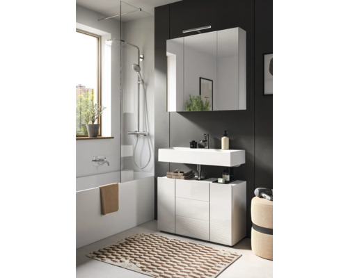 Modernes Badezimmer mit Badewanne, Duschabtrennung, Waschtisch und Spiegelschrank