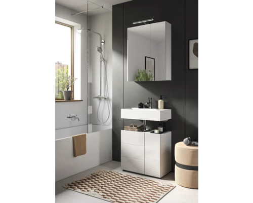 Modernes Badezimmer mit Badewanne, Duschabtrennung, Waschtisch und Spiegelschrank