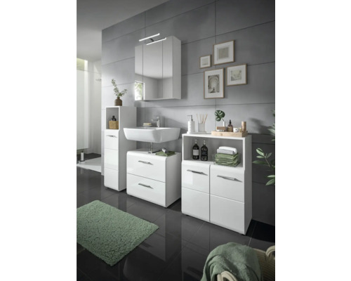 Modernes Badezimmer mit weissem Waschtisch, Spiegelschrank und grauem Fliesenboden