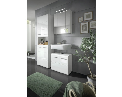 Helles Badezimmer mit weißen Badmöbeln, Waschbecken, Spiegelschrank und Handtuch