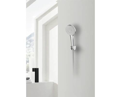 Handbrause an Wandhalterung im Badezimmer