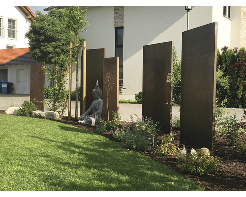 Garten mit Metall-Sichtschutzwänden und Buddha-Statue