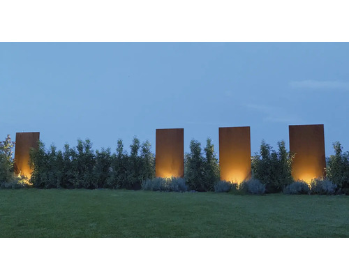 Garten mit Cortenstahlwänden und Beleuchtung