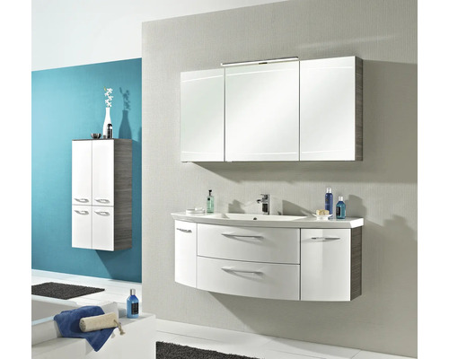 Modernes Badezimmerensemble mit Waschtischunterschrank, Spiegelschrank und Hochschrank