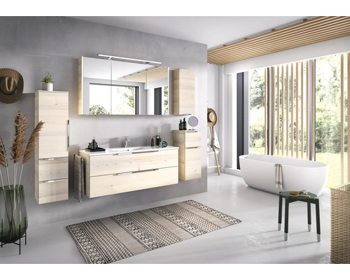 Helles Badezimmer mit Waschtisch, Spiegelschrank, Badewanne und Dekorationen für eine freundliche Atmosphäre.