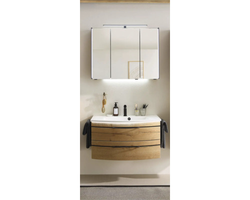 Badezimmer mit Waschtischunterschrank, Waschbecken und Spiegelschrank mit Beleuchtung